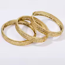 مجموعة مجوهرات لويزادا المغربية باللون الذهبي الداكن للحفلات، مكونة من أقراط وقلادة وسوار وخاتم للخطوبة